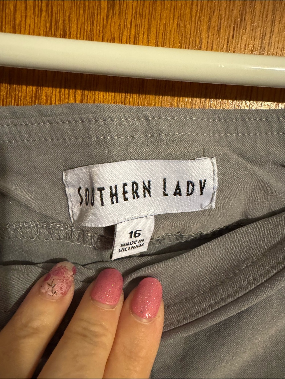 Southern Lady Gray Stretch Capris - Picture 5 of 8